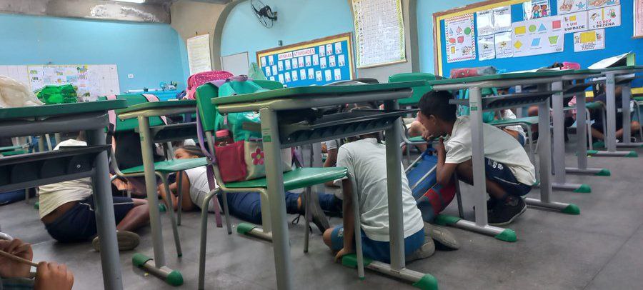 Tiroteio na Vila Kennedy (CV) fez crianças deitarem no chão em sala de aula. VIDEOS