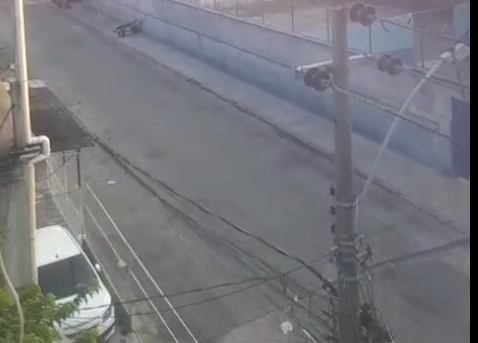 Traficantes da Vila Kennedy (CV) mandaram tiros em cima de rivais da Vila Aliança (TCP) que foram se esconder na mata por causa de operação policial. VIDEO