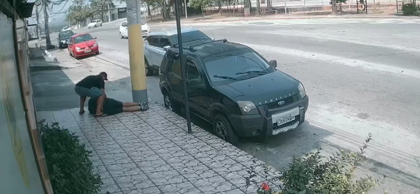 PM foi baleado na porta da escola dos filhos em Bangu.VIDEO