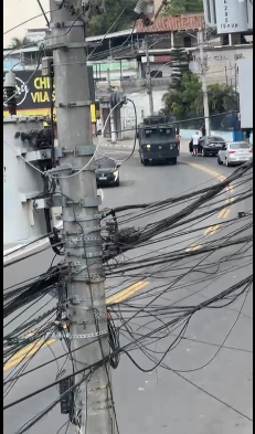 Veja vídeos de caveirão da PM perseguindo torcedores brigões no Rio. Polícia disse que duas pessoas foram feridas gravemente e prendeu dez