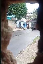 Vídeo que mostra suspeito vivo já rendido por PMs circula nas redes. Boato é que ele seria Genaro (TCP), traficante morto pela manhã. Fato ainda não foi esclarecido porque a corporação não respondeu. ASSISTA