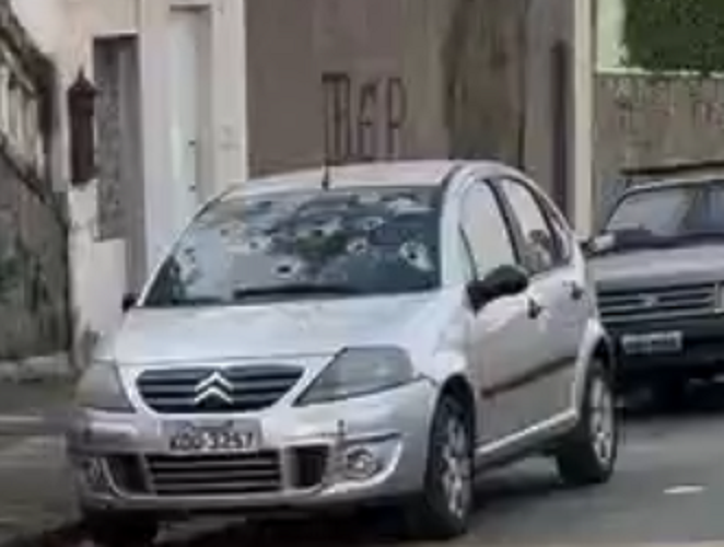 Carro com adesivo de candidato cujo nome foi pichado junto com a sigla TCP foi metralhado em Brás de Pina em região do CV. VIDEOS