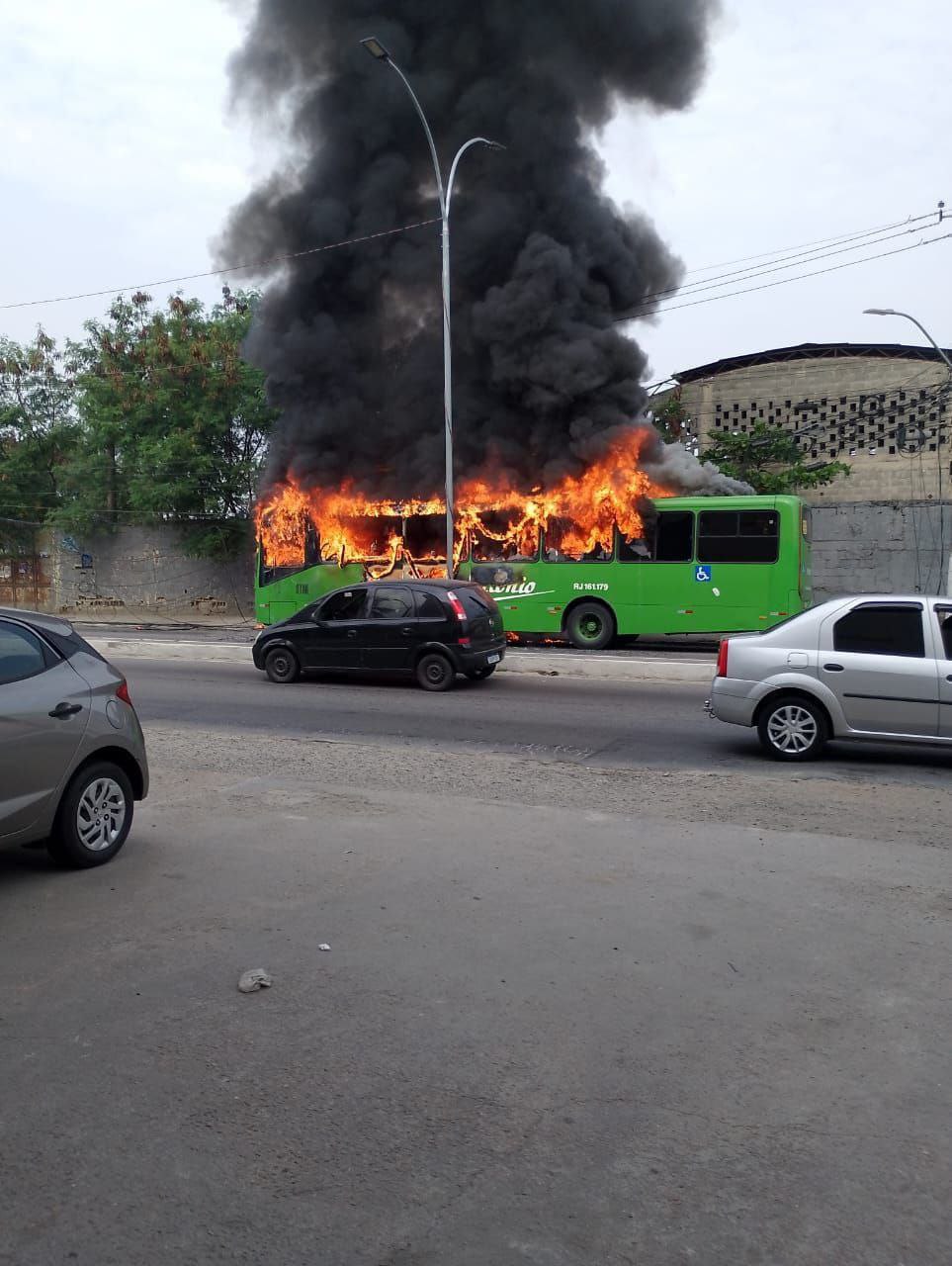 Ônibus foi incendiado em Duque de Caxias em protesto contra prisões. VIDEO