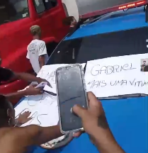 Moradores protestam contra morte de rapaz durante ação policial em Meriti. “Queremos Justiça”. VIDEOS