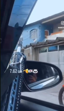 Traficante do TCP de Senador Camará gravou vídeo passeando tranquilamente de carro pela favela exibindo fuzil. ASSISTA