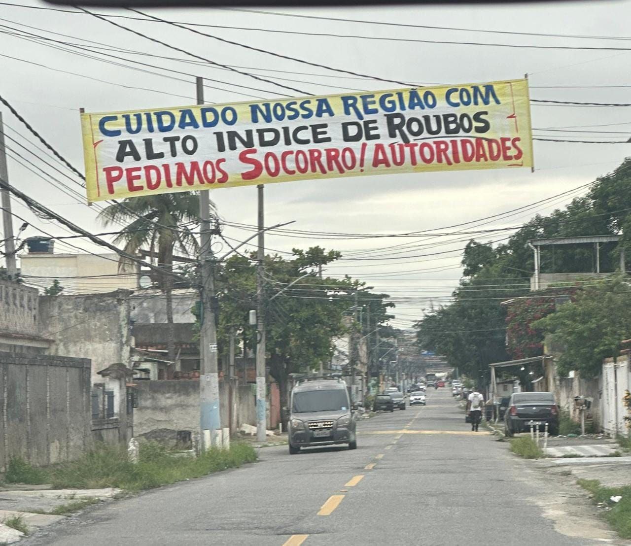 Moradores de Mesquita colocaram faixa pedindo socorro por causa dos roubos