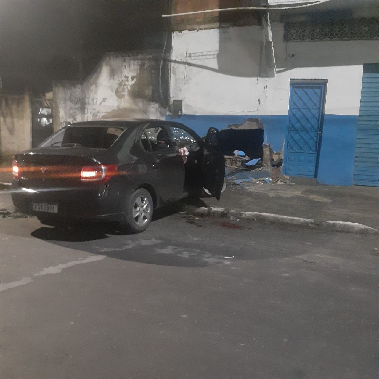 Motorista de Uber foi morto após não obedecer ordem de parada de milicianos na Carobinha. Passageiros foram baleados. VIDEO