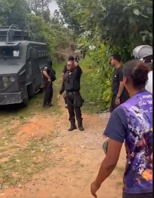 Moradores cercaram ‘caveirão’ em Magé para protestar contra ação policial. VIDEOS