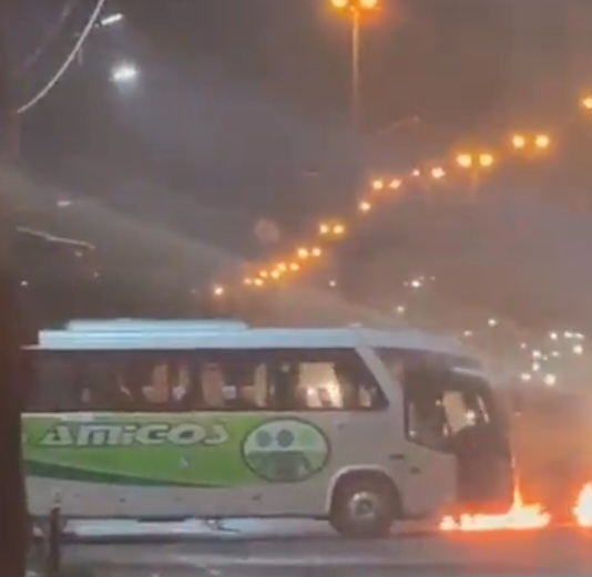 Protesto que seria por causa de criança baleada fecha rodovia em Caxias. Atearam fogo em ônibus. VIDEO