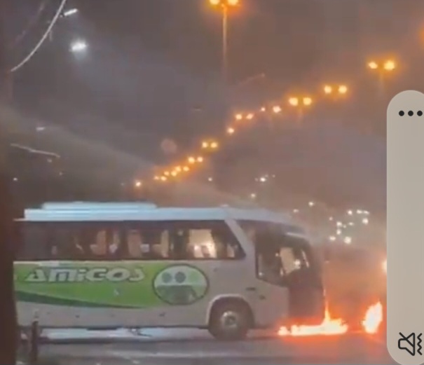 Protesto que seria por causa de criança baleada fecha rodovia em Caxias. Atearam fogo em ônibus. VIDEO