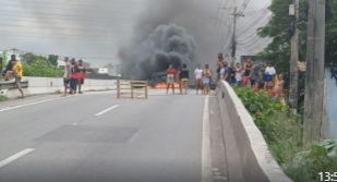 Por ordem do tráfico, moradores fecharam Dutra no Jardim América para protestar contra prisão de suspeito de matar perita da Polícia Civil