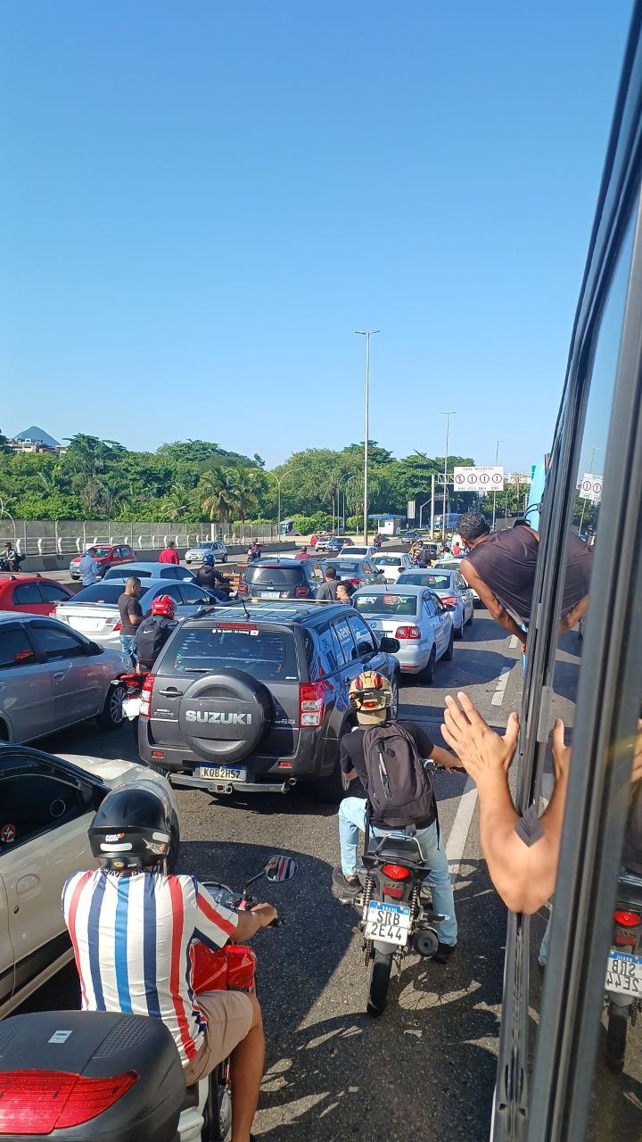 Tiroteio deixou PM e homem feridos na Linha Amarela