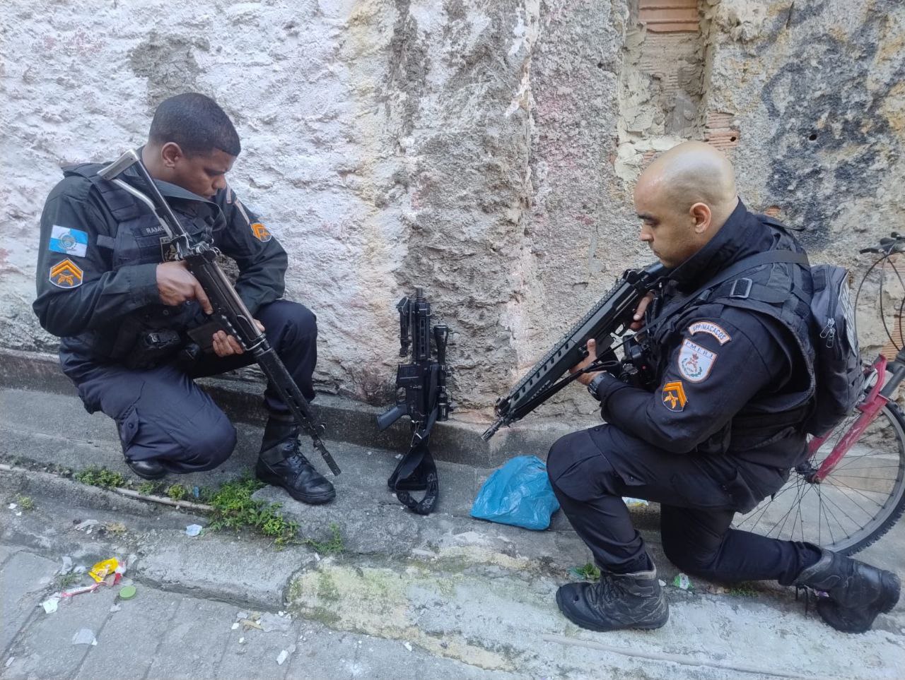 Traficante foi preso no Morro dos Macacos (TCP) parecendo estar totalmente drogado. VIDEOS