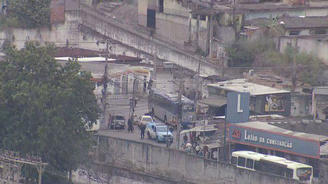 PM confirma três ônibus e um caminhão atravessados na pista para impedir operação no Complexo da Pedreira (TCP)