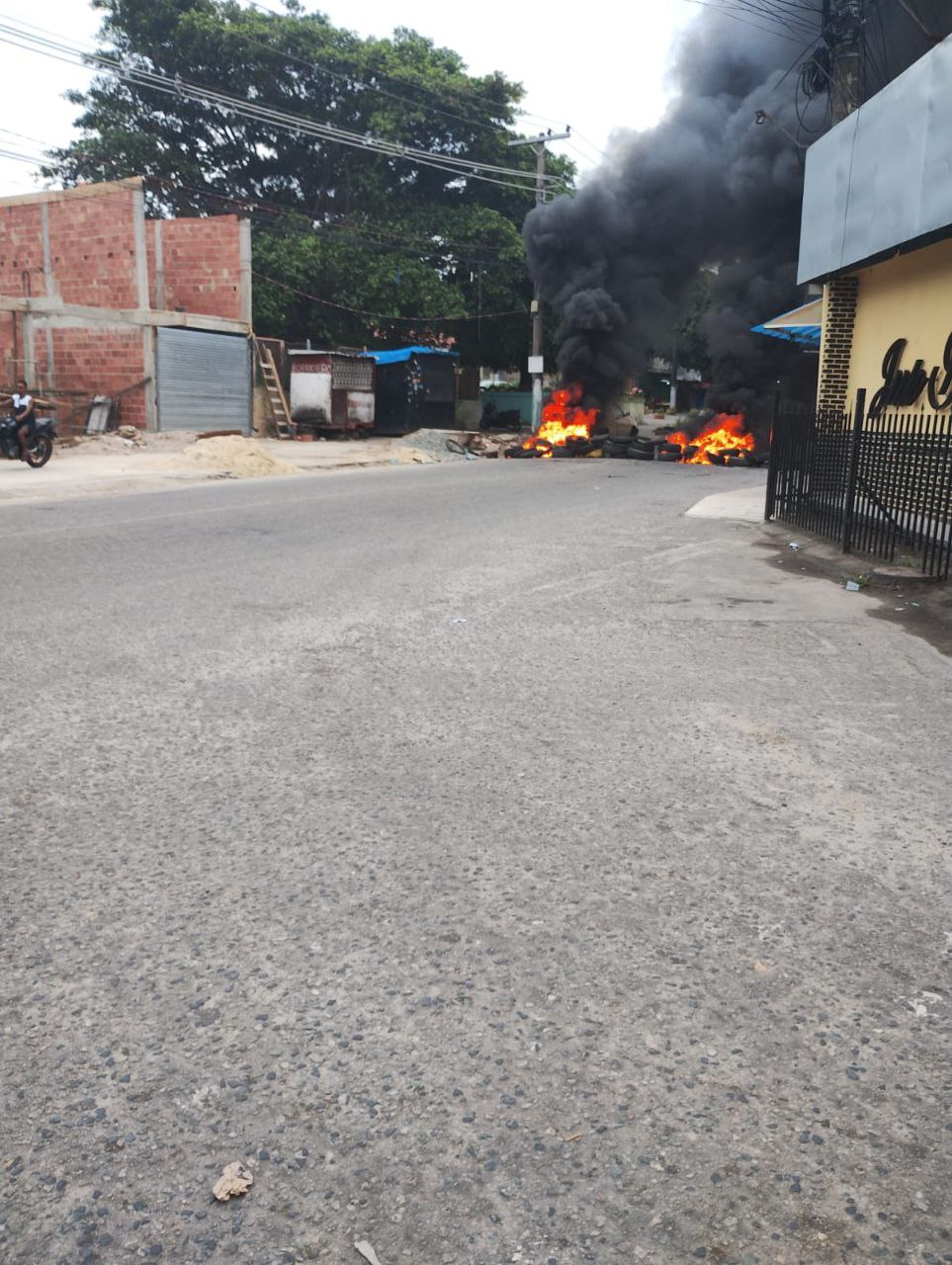 Clima de tensão em Costa Barros. Várias barricadas na rua. Dois ônibus foram sequestrados. VIDEOS