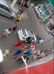 Traficantes da Mangueira (CV) responderam bote de rivais do Morro dos Macacos (TCP) mas atingiram inocente. VIDEO