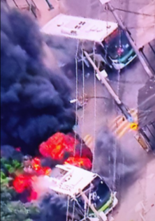 Ônibus são incendiados em protesto contra operação na Penha (CV). VIDEO