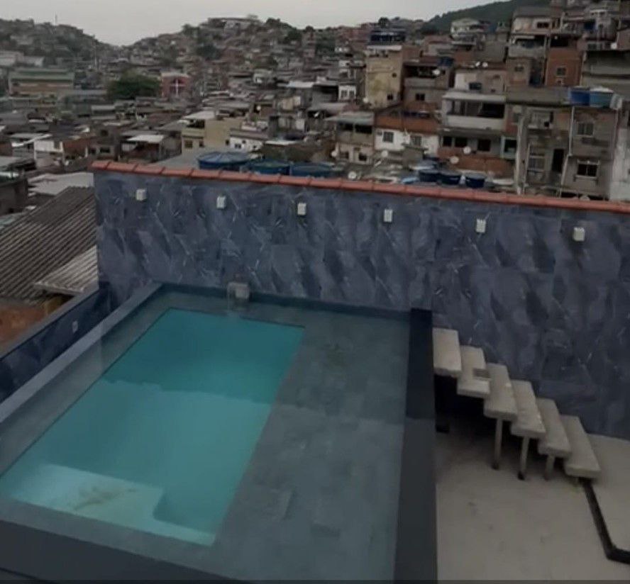 Polícia achou casa com piscina de traficante durante operação na Penha (CV)