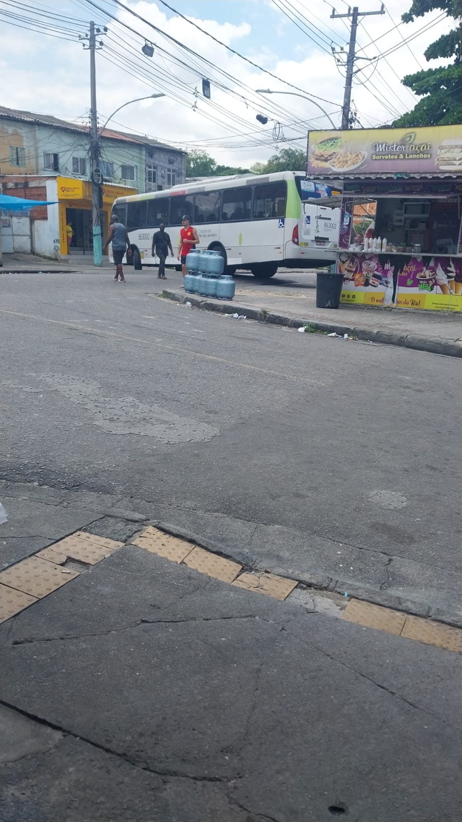 Traficantes atravessaram ônibus na pista para impedir ação policial na Pedreira (TCP). VIDEO