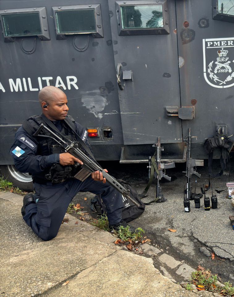 PM faz operação no Complexo de Israel (TCP). Já prendeu cinco e pegou três fuzis. Policial morreu baleado