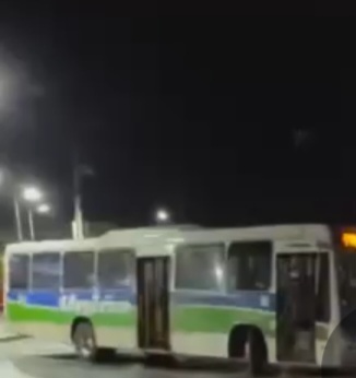 Ônibus atravessados na pista em protesto em Caxias por morte se entregador. VIDEOS