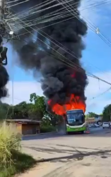 Operação policial em área do CV em Nova Iguaçu provoca protesto com ônibus e carros incendiados e barricadas com fogo. VIDEOS