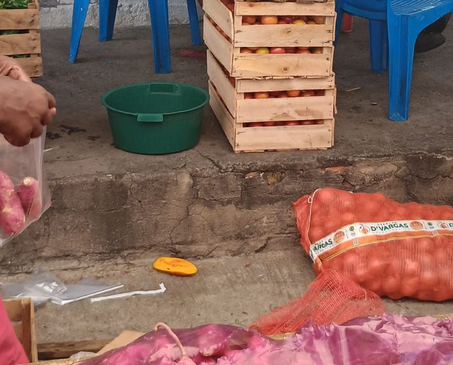 Homem foi morto perto de feira livre em Olaria. Houve correria e pânico