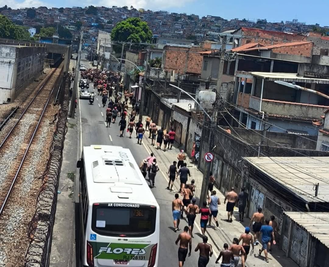 Relatos que durante briga com flamenguistas,  torcedores do Flu fugiram para o Chapadão ( CV) e foram atacados por traficantes.