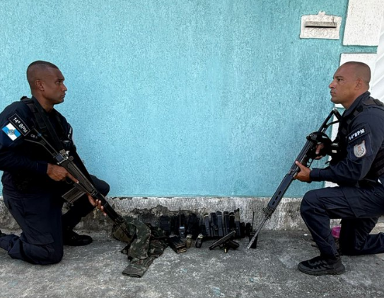 Duas mulheres e um homem ficaram feridos em tiroteio com PMs em Realengo. Arma, granadas e munição foram apreendidos